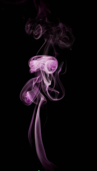 Fumée rose ou brouillard sur fond noir — Photo