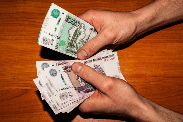 Omräkning av räkningar i händerna på den ryska valutan — Stockfoto