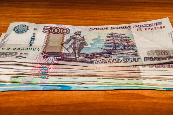 Billetes rusos apilados sobre la mesa — Foto de Stock