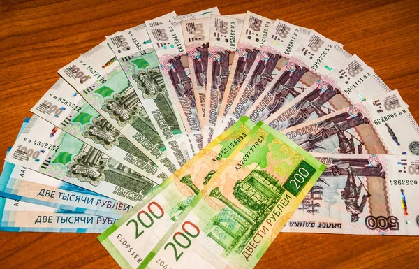 Ryska valutan, räkningar, som en fläkt på bordet. — Stockfoto