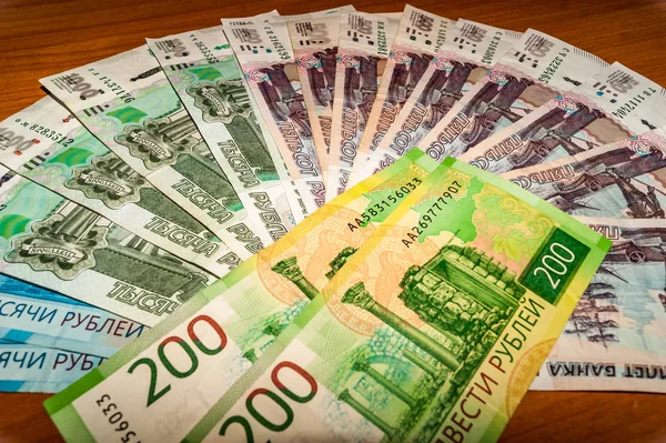 Ryska valutan, räkningar, som en fläkt på bordet. — Stockfoto