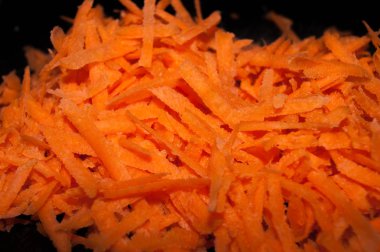 Bir yakın çekim taze rendelenmiş havuç rendesi