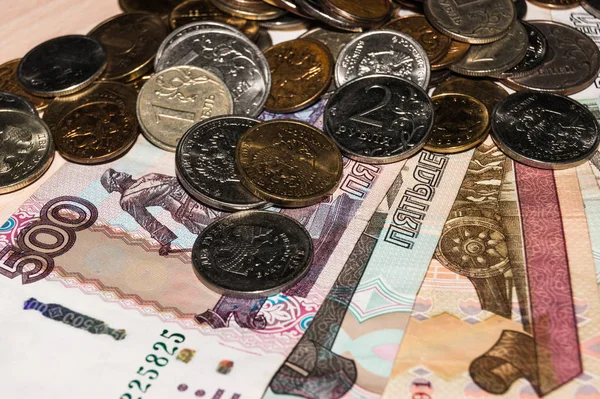 Ryska pengar mynt och papper sedlar av olika valörer o — Stockfoto