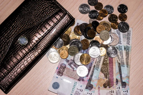 Ryska pengar mynt och papper sedlar i olika valörer en — Stockfoto