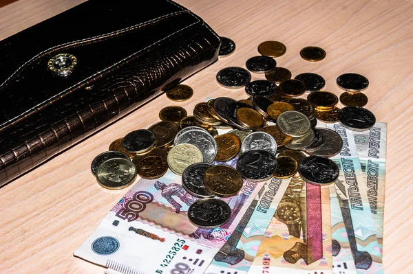 Ryska pengar mynt och papper sedlar i olika valörer en — Stockfoto