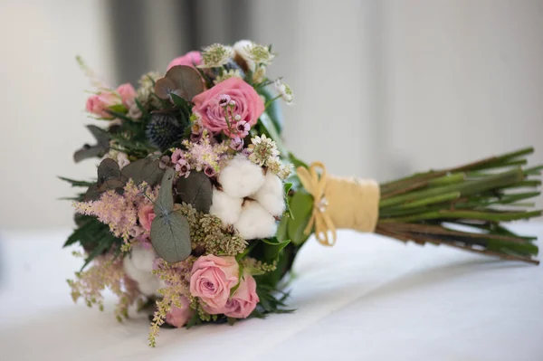 Bouquet Mariée Avec Des Fleurs Précieuses — Photo