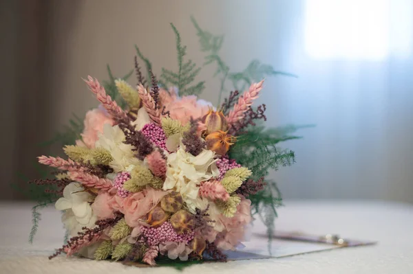 Bouquet Mariée Avec Des Fleurs Précieuses — Photo