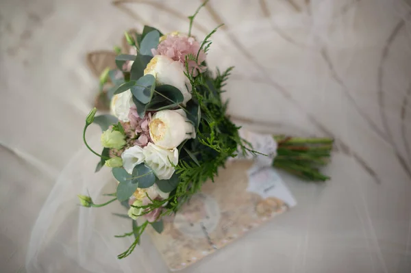 Bouquet Mariée Avec Des Fleurs Précieuses — Photo