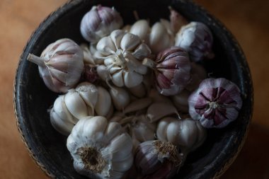 Mutfakta bir kasede beyaz sarımsak.