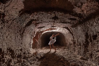 Genç kız dışarıda ritmik jimnastik yapıyor.