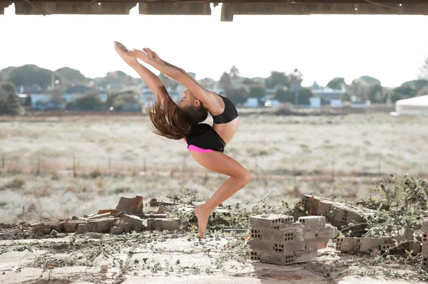Mladá Dívka Provádění Rytmické Gymnastiky Cvičení Venku — Stock fotografie