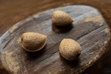 Tahta bir kasede üç badem.