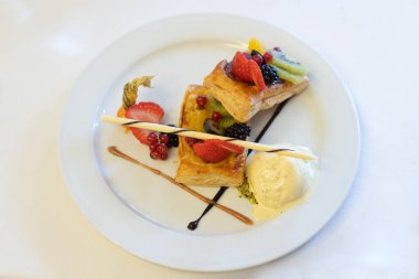 Vanilyalı dondurmalı tatlı.