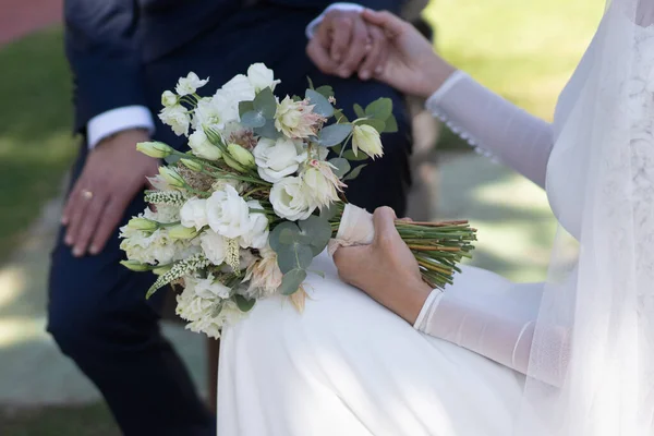 Menyasszony Fehér Öltönyben Tartja Szép Csokrok Virágok Vőlegény — Stock Fotó