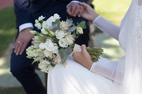 Brud Vit Kostym Håller Vackra Buketter Blommor Med Sin Brudgum — Stockfoto