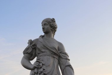 gökyüzüne karşı antik taş heykel