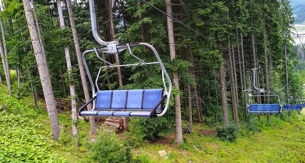 Lege skilift in de zomer in de Karpaten-Oekraïne — Stockfoto