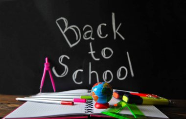 Ofis, banka donatımı tekrar okulda yazıt ile ahşap bir masa bir tahta arka plan üzerinde yatan bir defter üzerinde dağınık