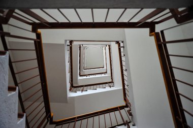 merdiven korkulukları ile bina yüksek katlı. Alt görünümü