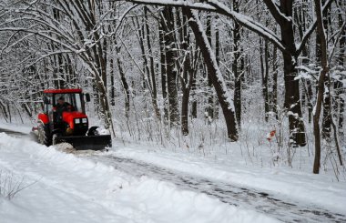 kar makinesi, orman arka planda kar kar kırmızı traktör temizler. Önden Görünüm