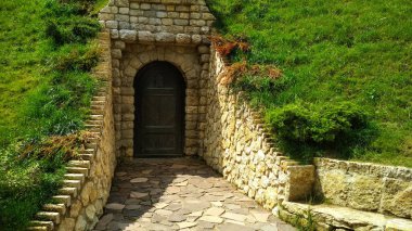 taş duvarda fotoğraf eski ahşap kapı