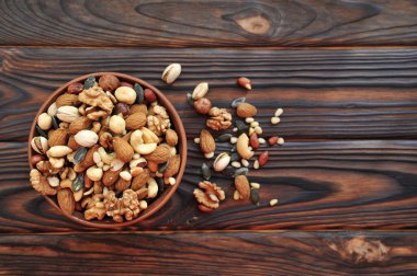 Ahşap yüzeyde fındıklı kil rendesi. Yukarıdan görünüm