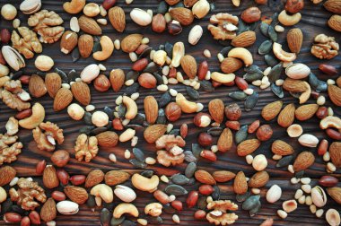 Ahşap bir yüzey üzerinde çeşitli fındıkların arka planı