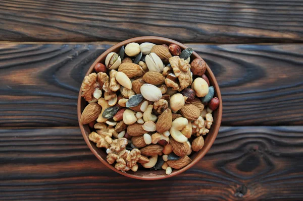 Klei Rasp Met Noten Een Houten Ondergrond Zicht Van Bovenaf — Stockfoto