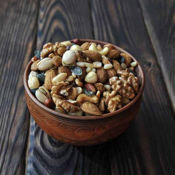 Klei Rasp Met Noten Een Houten Ondergrond — Stockfoto