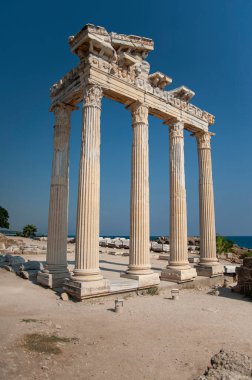 Antik şehirde kolonları olan bir kemer.