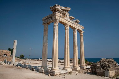Antik şehirde kolonları olan bir kemer.