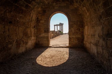Işığa erişimi olan bir tünel şeklinde taş kasa ve girişte antik bir kemer.