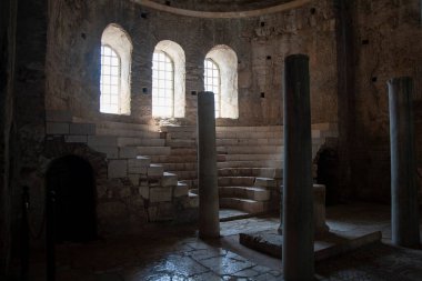 Eski bir şatoda ya da kilisede, kemer ve okralı taştan yapılmış sütun salonu.