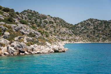 Güzel turkuaz suları ve kayalık kıyı şeridi olan Ege Denizi. Denizden manzara