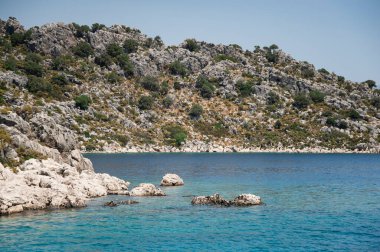 Güzel bir ada şeklinde taş ve deniz.