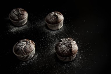 Siyah arka planda şekerli kek tatlısı. Yukarıdan görüntüle