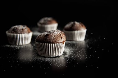 Siyah arka planda şekerli kek tatlısı.