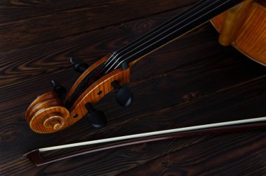 Çello bir yayla ahşap bir yüzey üzerinde yatar. Metin için yer