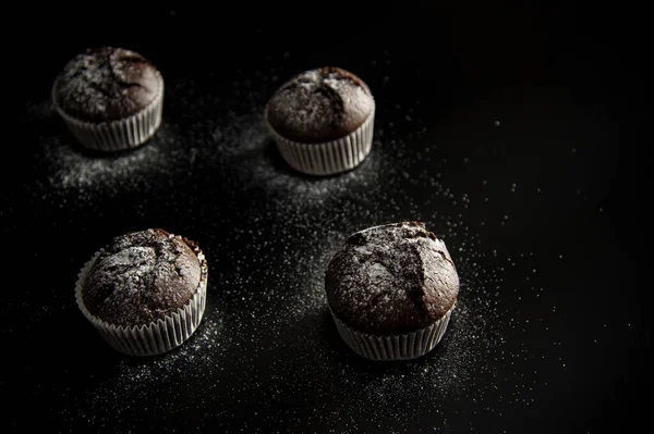 Muffin Dessert Auf Schwarzem Hintergrund Mit Zuckerpuder Blick Von Oben — Stockfoto