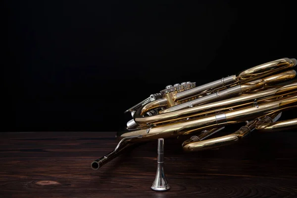 Musikinstrument Franska Horn Träyta Svart Bakgrund — Stockfoto