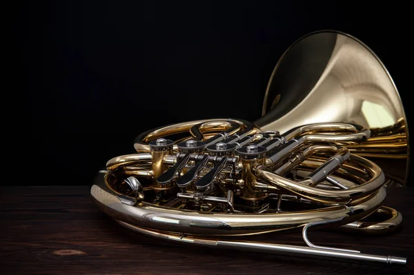 Musikinstrument Franska Horn Träyta Svart Bakgrund — Stockfoto