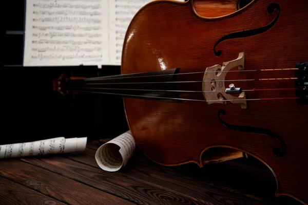 Das Cello Liegt Auf Einer Holzoberfläche Mit Bogen Und Notenpult — Stockfoto