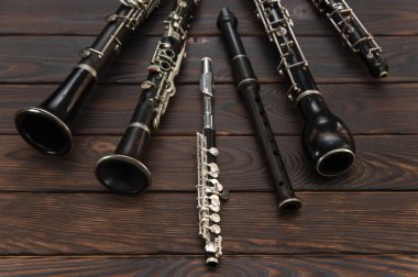 Ahşap bir yüzeyde ahşap rüzgar aletleri bulunur. Yukarıdan görüntüle