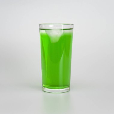 Beyaz arka planda buzlu yeşil meyve suyu.