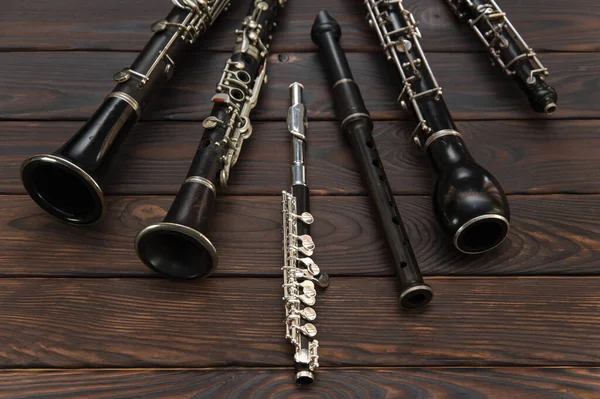 Woodwind Instruments Lie Wooden Surface View — Stock Photo, Image