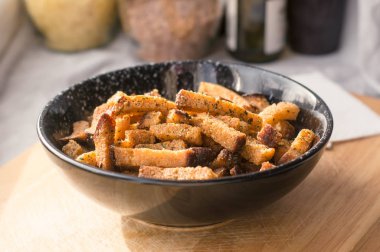 Bir siyah plaka, bira snack yeşil lezzet ile çavdar ekmeği kruton iştah açıcı