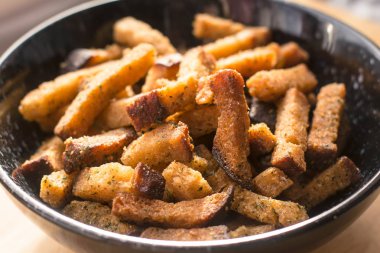 Bir siyah plaka, bira snack yeşil lezzet ile çavdar ekmeği kruton iştah açıcı