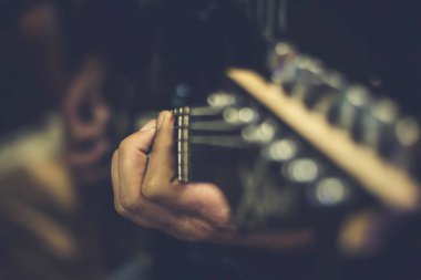 Bir stüdyoda gitar çalan adamın el bir yakın çekim görüntü