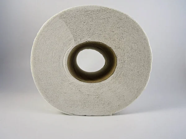 Beyaz arkaplanda izole edilmiş tuvalet kağıdı rulosunun üst görünümü