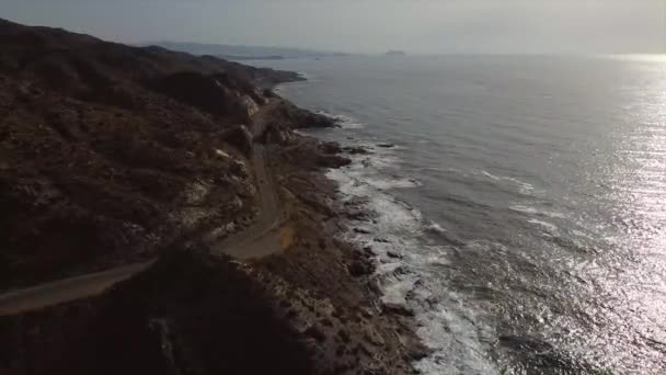 海によって岩や道路に波がクラッシュして海 — ストック動画